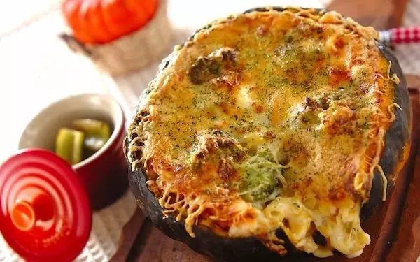 カボチャを丸ごと使う！　豪華で写真映えもする「パンプキングラタン」