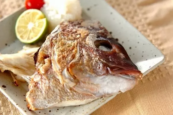 魚のアラの塩焼き