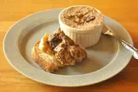 材料２つで簡単！ジュワッとラム酒が染み出す「自家製ラムレーズン」の作り方とワインに合うデリ風レシピ２種