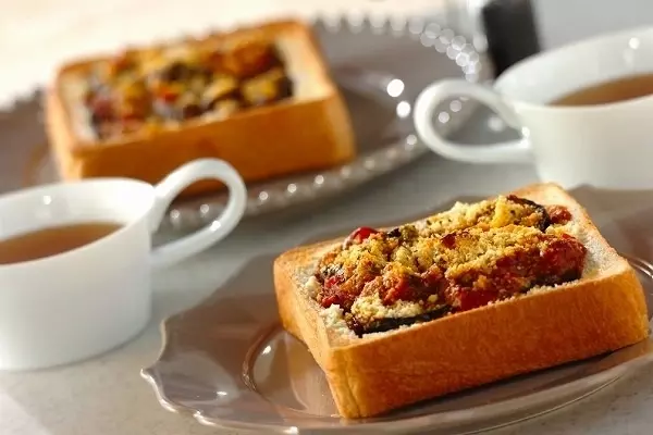ナスのミートソースのグラタントースト