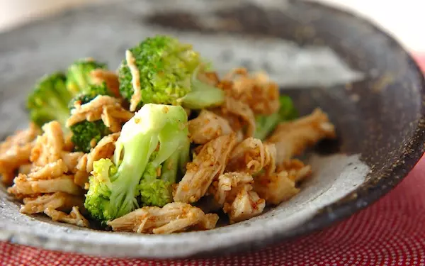 【調理時間：10分】手軽に作れて便利！　ヘルシーな「ささ身とブロッコリーのゴマ酢和え」