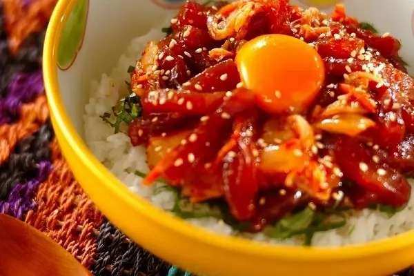 マグロのキムチユッケ丼