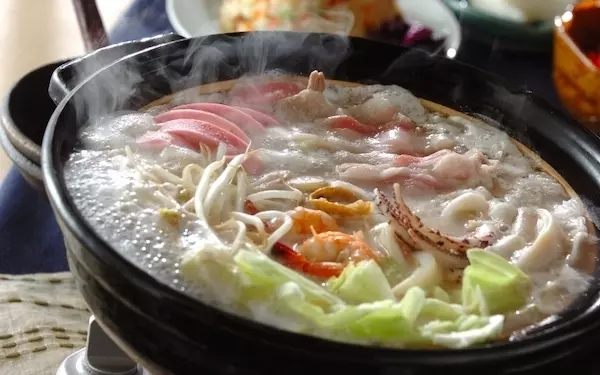 魚介を思う存分味わえる、牛乳を使って作る簡単「ちゃんぽん風鍋」