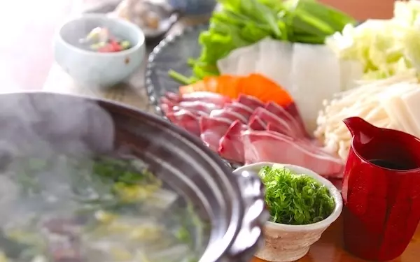 脂ののったブリをポン酢でいただく、さっぱりとした「ブリしゃぶ鍋」