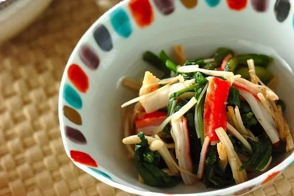 春菊とカニカマの酢の物