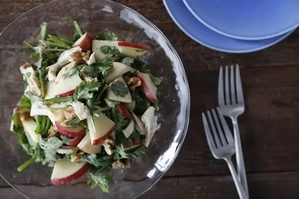 くるみ香るりんごと春菊のサラダ