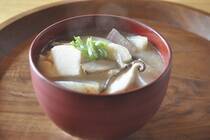 根菜が丸々として美味しい季節。<br />この季節に作るけんちん汁は滋味深い美味しさです。<br />具にきのこ類や豆腐などのヘルシーな食材を合わせやすいことも嬉しいですね。