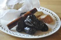 早いもので今年もあと一ヶ月。<br />ホームパーティーを楽しむ方も多いのではないでしょうか。<br />今回は残ったお酒の保存方法と、赤ワインを使ったメニューを2品ご紹介します。