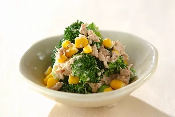 電子レンジで ブロッコリーとコーンのサラダ