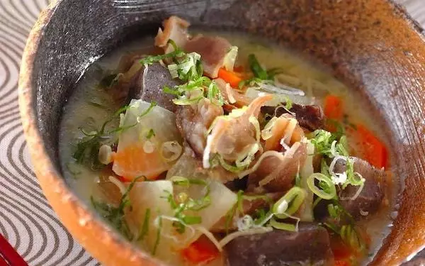 子どもからも好評、家族みんなで美味しく食べられる「もつの白みそ煮込み」