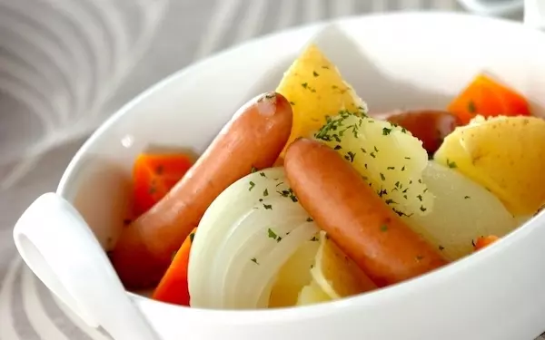 具材でアレンジ無限大！　飽きがこない「玉ネギとソーセージの煮込み」