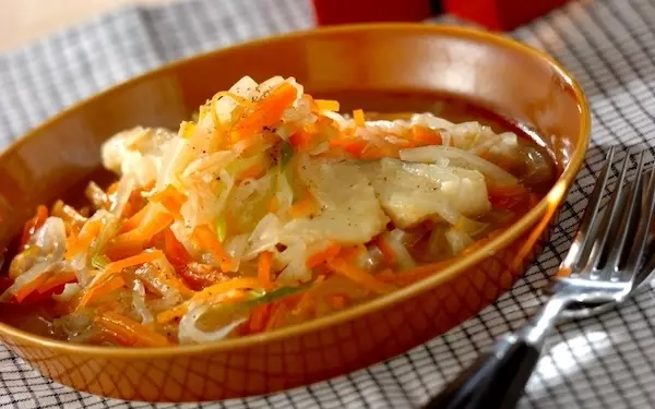 フライパンで時短！　10分で作れる「甘塩タラとせん切り野菜のコンソメ煮」