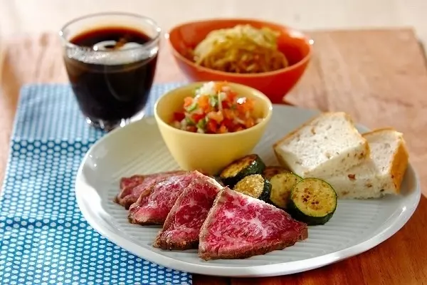 ローストビーフ　サルサソース添え