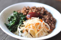 そろそろおせち料理の準備に入る時期ですね。<br />私はおせち料理の中で、なますは一位二位を争うくらい簡単にできる料理だと思っています。しかも酢を使うので日持ちもするというメリットも。なので私はなますを作るときは一度にたくさん作り、おせち分は確保をして、よくビビンバにリメイクをしています。