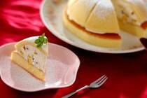 もうすぐクリスマス！クリスマスは、チキンを焼いたり、ローストビーフを作ったりと準備はバタバタと忙しくなりますよね。<br />でも、絶対用意したいのが豪華な「クリスマスケーキ」です。<br />スポンジを一から焼いて作るケーキは美味しいけれど、やっぱり大変。