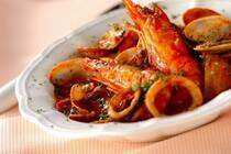 朝晩グッと冷え込むようになりました。<br />寒くなってくると、食べたくなるのがホッと一息、心も体もしっかり温めてくれるスープです。<br />日本を代表するスープといえば、やっぱりお味噌汁！<br />発酵食品である味噌を使って作る味噌汁は、地方によって味噌が違ったり、具材が違ったり日本各地を見てもその違いが面白いですよね。