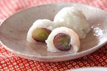 年末年始になると、今年はお餅を何個買っておこうかなと、迷ってしまう方も多いと思います。お餅は個別にラップしておけば、冷凍保存も可能な食材です。<br />お正月は、お餅=お雑煮になりますが、お餅があれば、2021年ブームになった断面萌えなフルーツ大福や自家製おかきを作ることができるんですよ！