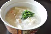 ご馳走が続いたこの時期に。土鍋で炊き込む「鶏つみれとカブのおかゆ」の作り方