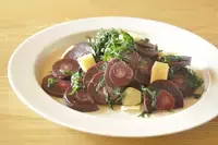 オレンジワインにはスパイスを効かせた「紫ニンジンと葉のクミン風味サラダ」を。【ワインと料理 ペアリングの愉しみ】