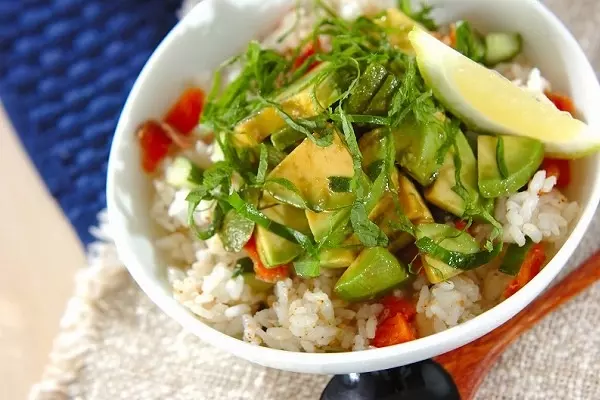 サーモンとアボカドのご飯