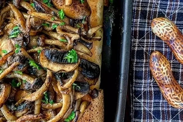 フォカッチャのキノコたっぷりピーナッツバター炒めのせ