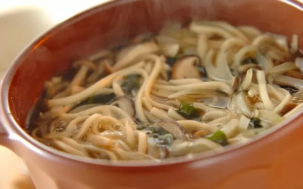 食物繊維たっぷりでヘルシー、ワカメとキノコの「煮込みうどん」