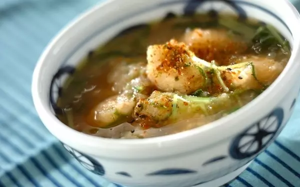 お正月に残ったお餅を使える、香ばしい「もち入りみぞれスープ」