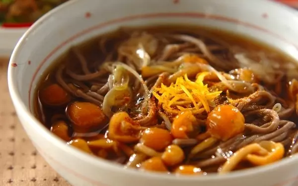 10分で簡単に作れる、やさしい口当たりの「ナメコそば」