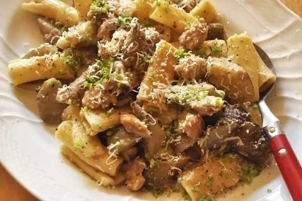 鶏と新ゴボウのリガトーニ（ペンネ）