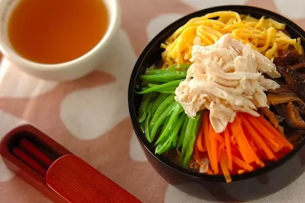 鶏飯風だしかけ丼弁当