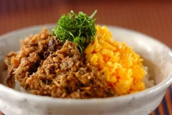 作り置きもできる！サバ缶そぼろ丼
