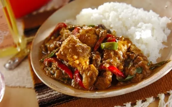 リピート必至！　コクと甘みがたまらない「鶏手羽元のココナッツカレー」