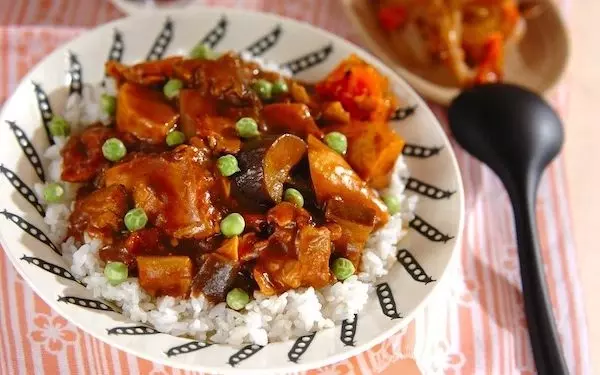 簡単に作れる、出汁が効いたヘルシーな「和風厚揚げカレー」