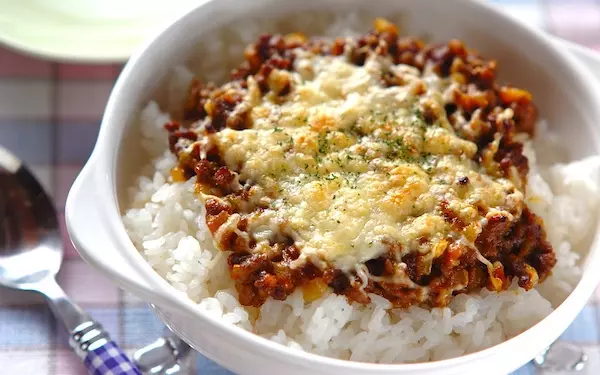 ピザ用チーズをのせてトースターで焼く、手軽に作れる「焼きカレー」