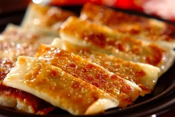 絞り出して作る！　棒餃子