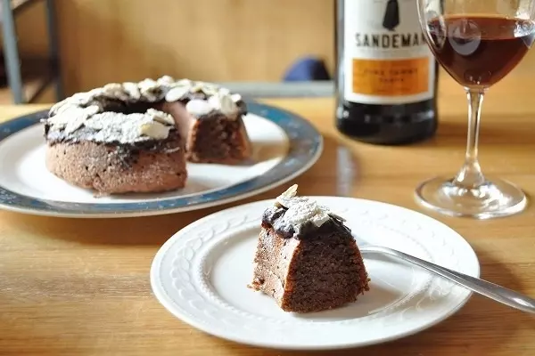 バレンタインに テンパリング不要で簡単な アーモンドガトーショコラ と赤のポート酒 ワインと料理 ペアリングの愉しみ E レシピ 料理のプロが作る簡単レシピ 1 1ページ