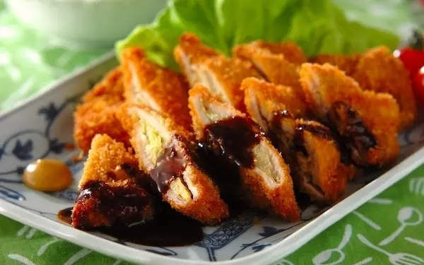 外はサクサク、中はしっとり甘い！　ユニークで美味な「キャべトンカツ」