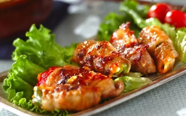 お弁当のおかずにも最適！　香りや食感がユニークな「キムチーズピーマンの肉巻き」