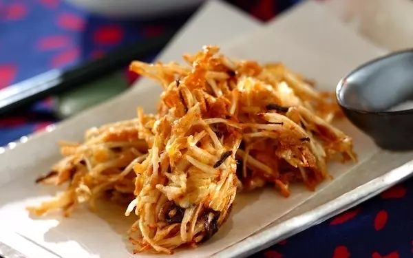 ツナの旨味と塩昆布がアクセントに、新感覚の「モヤシとツナのかき揚げ」