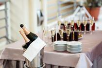 気軽に外食に行くのは難しくなりましたが、そんなときだからこそおうちでスパークリングワインを楽しんでみませんか？スパークリングワインだからといって「ちゃんとしたおつまみを準備しないと」なんてことはありません。今回は「おうちで簡単！スパークリングワインに合うおつまみレシピ」を10個ご紹介いたします。