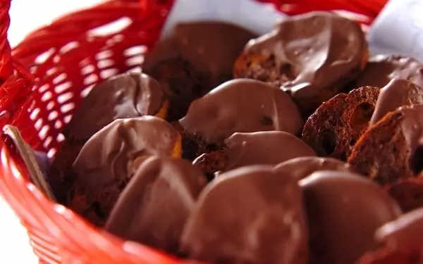 しっとり&サクサクの魅惑の食感が味わえる「バレンタインチョコラスク」