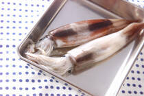 季節の変わり目は、なんとなく体が疲れてだるくなってしまいますよね。<br />そんな時は、透明感があって、淡白で上品な「ヤリイカ」がオススメです。<br />ヤリイカには、疲労回復効果が期待できるタウリンが豊富です。<br />ヤリイカで作る和洋中＆エスニックなレシピをご紹介します！