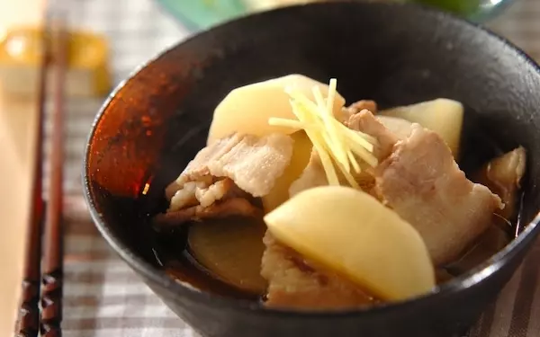 さっぱりとした味わいがポイント、ショウガを添えた「大根と豚バラの煮物」