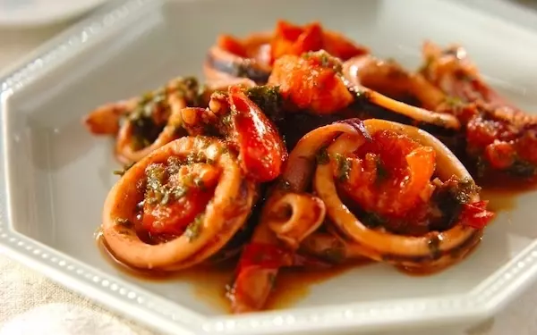 ニンニク香る！　風味豊かでおいしい「イカとトマトのたっぷりパセリ炒め」