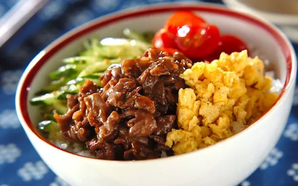 食卓に彩りを添える! ピリ辛な「カラフル焼き肉丼」