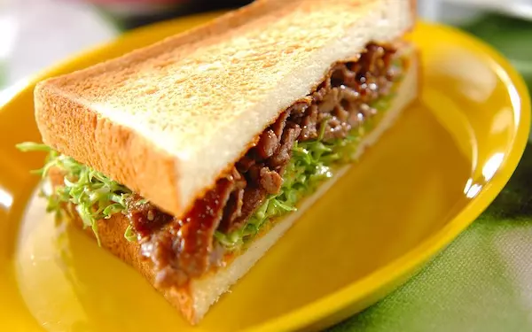 焼き肉のタレだけで味つけ、コチュジャンが隠し味の「焼き肉サンド」