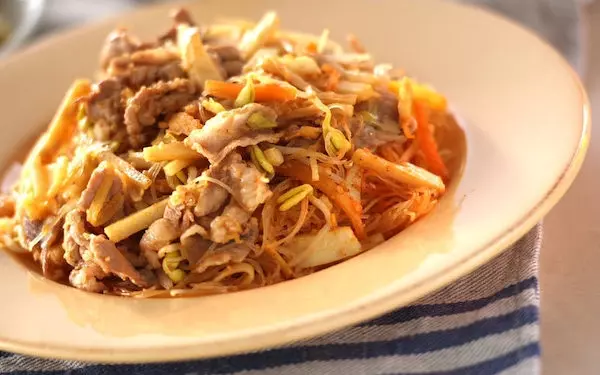 甘辛い味つけがやみつきに、野菜たっぷりな「焼き肉ビーフン」