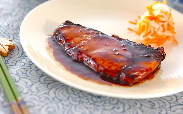 バターのコクをプラス、こってり味の「ぶりのバター照り焼き」