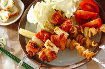 ダイエットに欠かせない鶏ハムを作る際に出る「鶏皮」には、お肌をみずみずしく保ってくれるコラーゲンや、アルコールの分解を助けてくれるナイアシンが豊富に含まれています。そこで今回は捨てちゃうのは勿体ない！食品ロスをなくそう、鶏皮で作る万能おつまみレシピをご紹介します