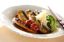 イワシは青魚の中でも栄養価が高く煮込めば骨ごと食べられる魚です。梅干しを合わせてカルシウムの吸収率アップを図る「イワシと梅で作る万能おかずレシピ」をご紹介します。